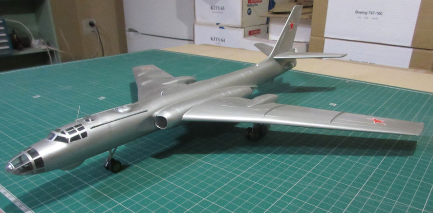Tupolev Tu-16 (Badger-A) - Trumpeter 72.pdf