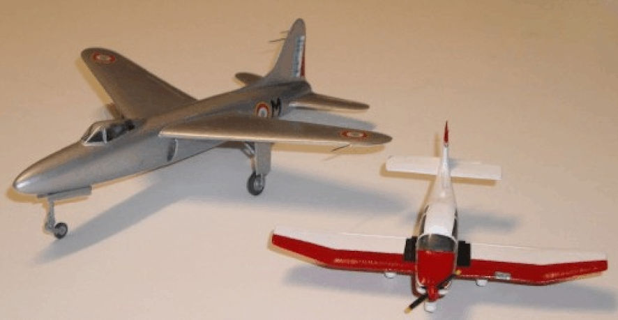 This image has an empty alt attribute; its file name is b.jpg